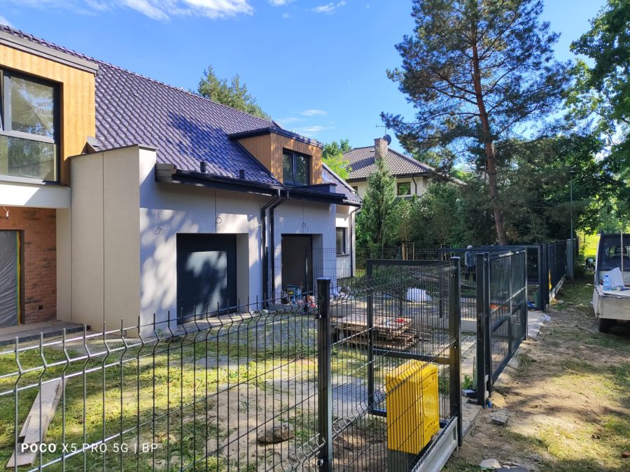 2023.08.22 - Przod domu i ogrodzenie